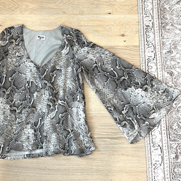 Show Me Your MuMu Long Sleeve Reptile Snake Print Blouse Bell Sleeve V Neck Top - Picture 11 of 12